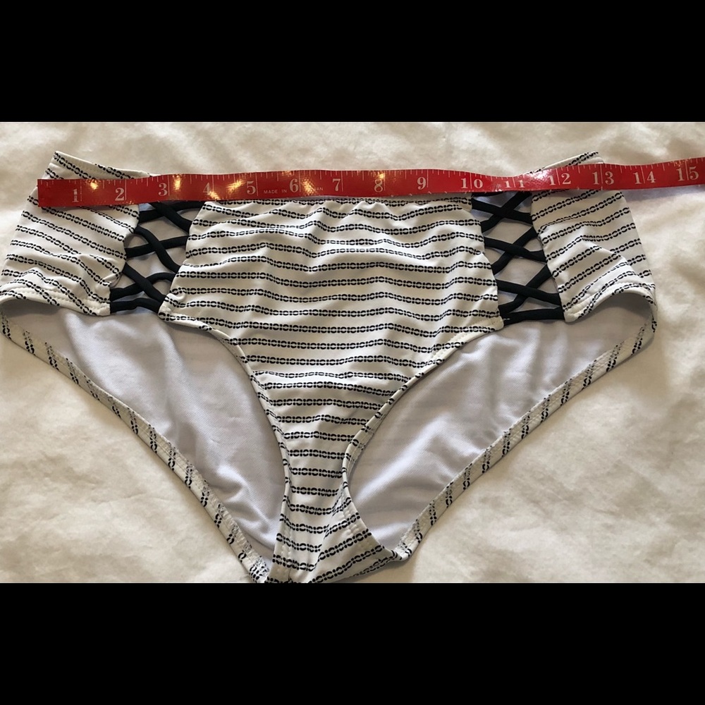 FREE WITH PURCHASE White/Black Striped Bottoms (S) - Picture 5 of 8